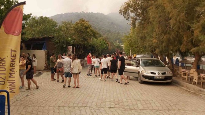 Orman yangınında vatandaşlar güvenli bölgelere sevk ediliyor