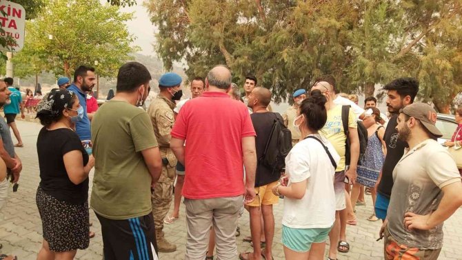 Orman yangınında vatandaşlar güvenli bölgelere sevk ediliyor