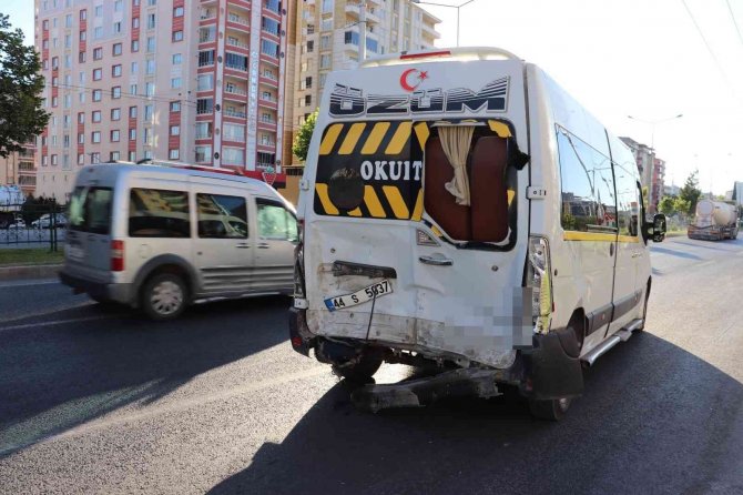 Otomobil minibüsle çarpıştı: 1 ölü, 1 yaralı