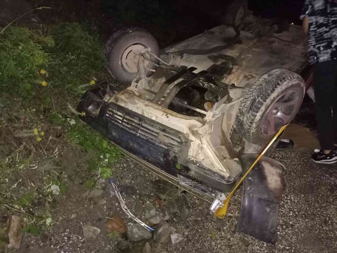 Otomobil şarampole devrildi: 4 yaralı