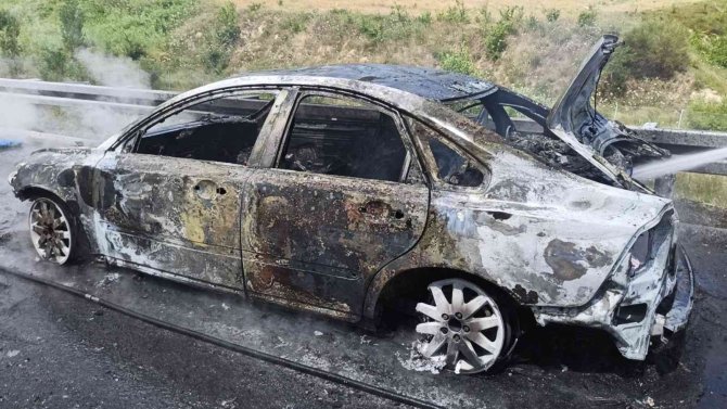 Otoyolda otomobil yangını
