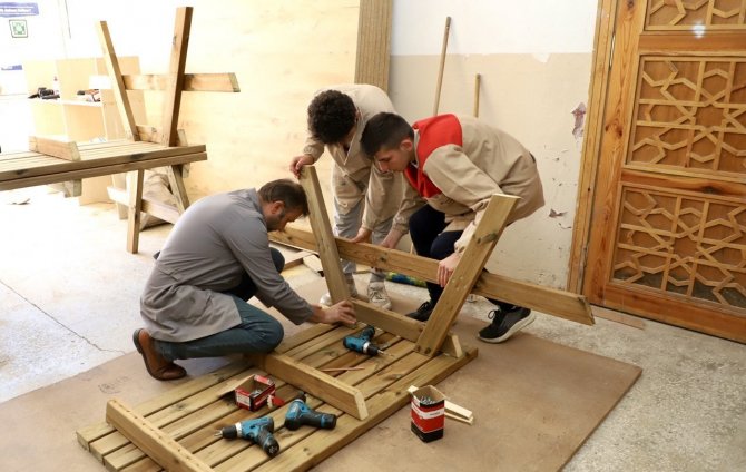 Piknik masaları meslek lisesi öğrencilerinden