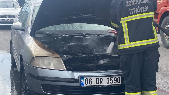 Seyir halindeki araç alev aldı