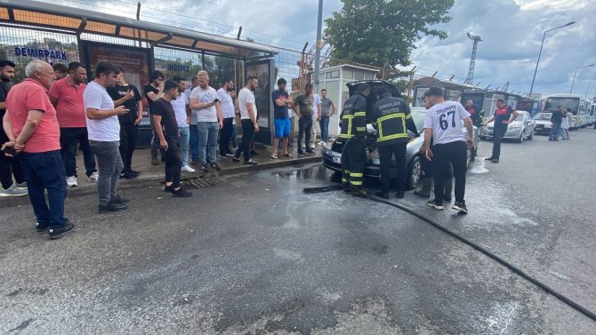 Seyir halindeki araç alev aldı