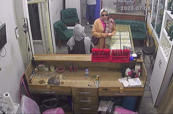Su bahanesiyle kuyumcuyu oyaladı, 55 bin TL’lik bilekliği çaldı