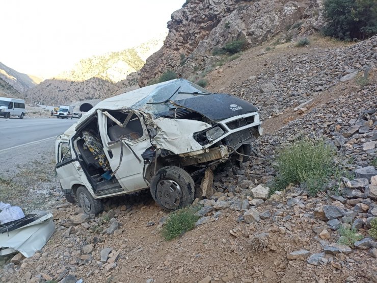Van'da işçileri taşıyan minibüs devrildi: 2 ölü, 8 yaralı