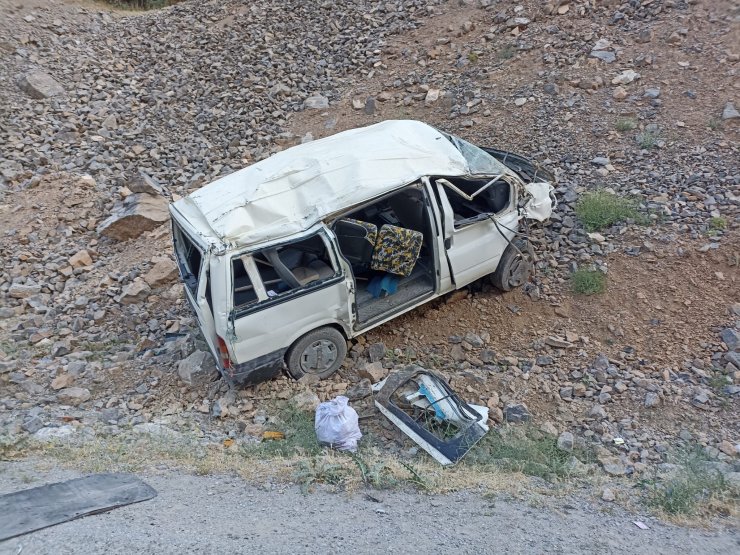 Van'da işçileri taşıyan minibüs devrildi:  2 ölü, 8  yaralı