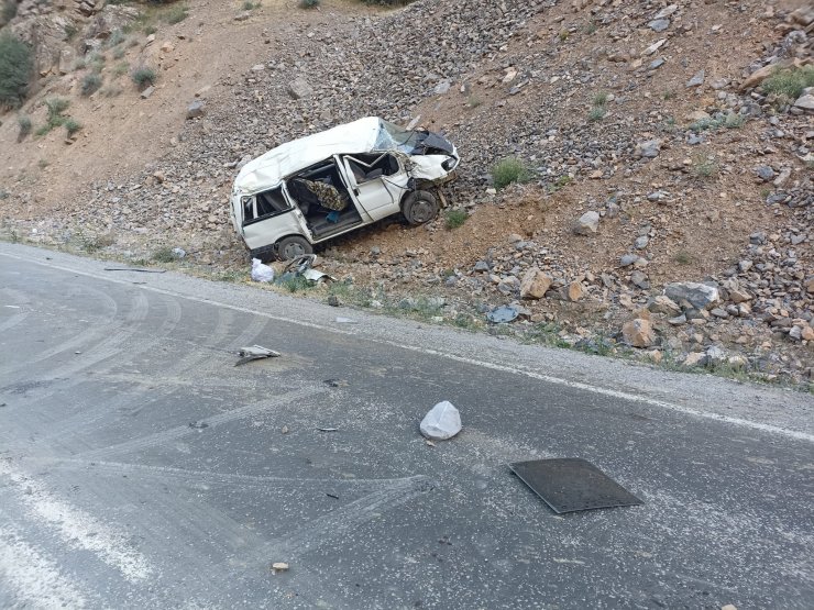 Van'da işçileri taşıyan minibüs devrildi: 2 ölü, 8 yaralı