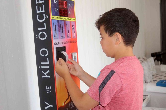 Vanlı öğretmen boy ve kilo ölçen cihaz üretti