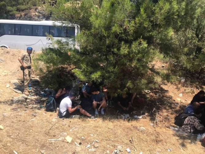 Yurt dışına kaçmaya çalışan 143 göçmen İHA ile tespit edildi