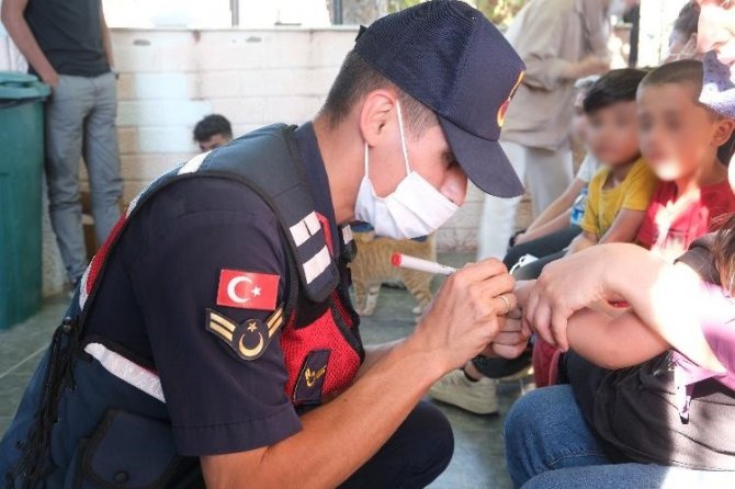 Yurt dışına kaçmaya çalışan 143 göçmen İHA ile tespit edildi