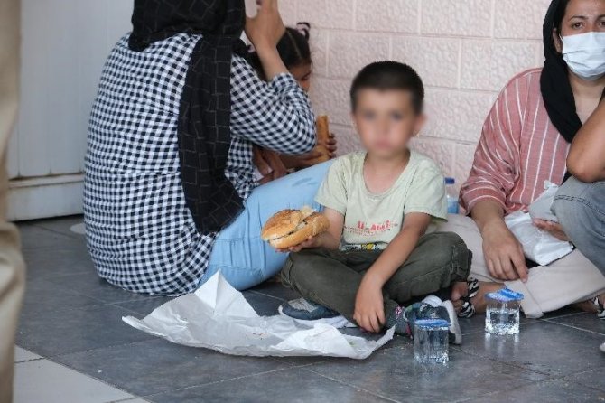 Yurt dışına kaçmaya çalışan 143 göçmen İHA ile tespit edildi