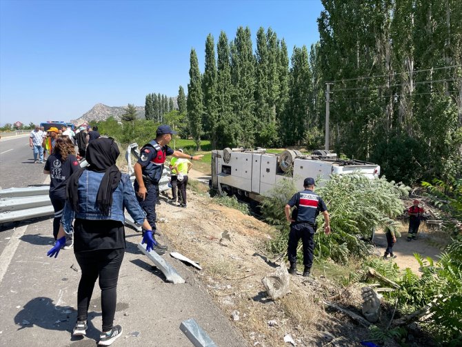 Denizli'de tur otobüsü şarampole devrildi: 15 yaralı