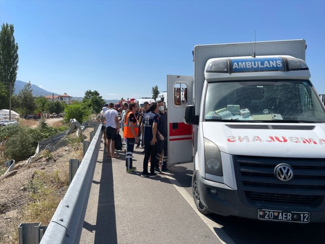 Denizli'de tur otobüsü şarampole devrildi: 15 yaralı