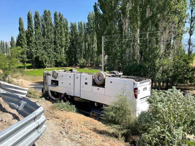 Denizli'de tur otobüsü şarampole devrildi: 15 yaralı