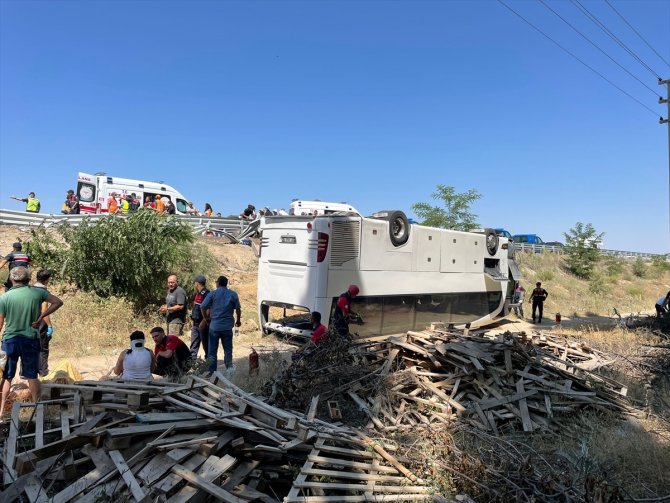 Denizli'de tur otobüsü şarampole devrildi: 15 yaralı