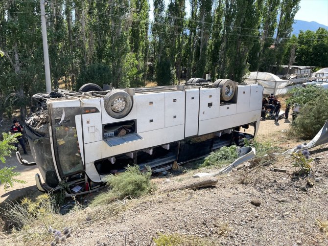 Denizli'de tur otobüsü şarampole devrildi: 15 yaralı