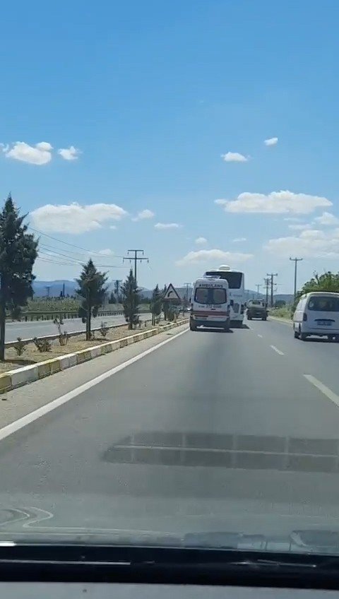 Ambulansa yol vermeyen otobüs kilometrelerce yoluna devam etti