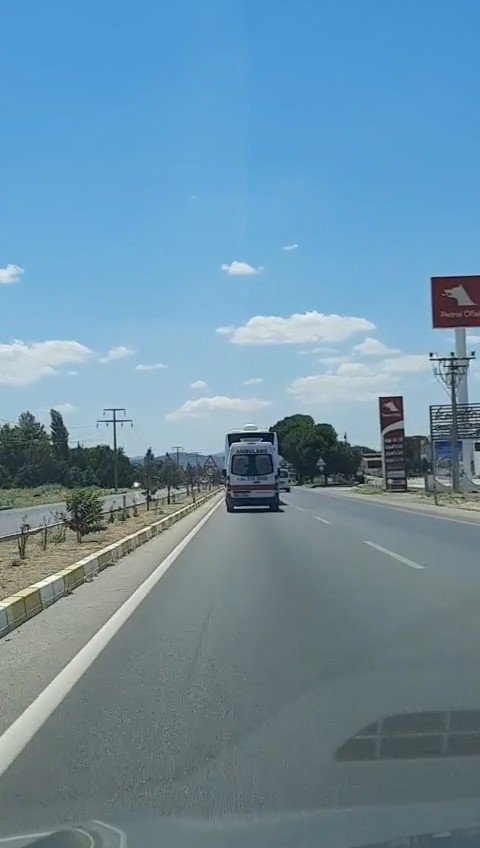 Ambulansa yol vermeyen otobüs kilometrelerce yoluna devam etti