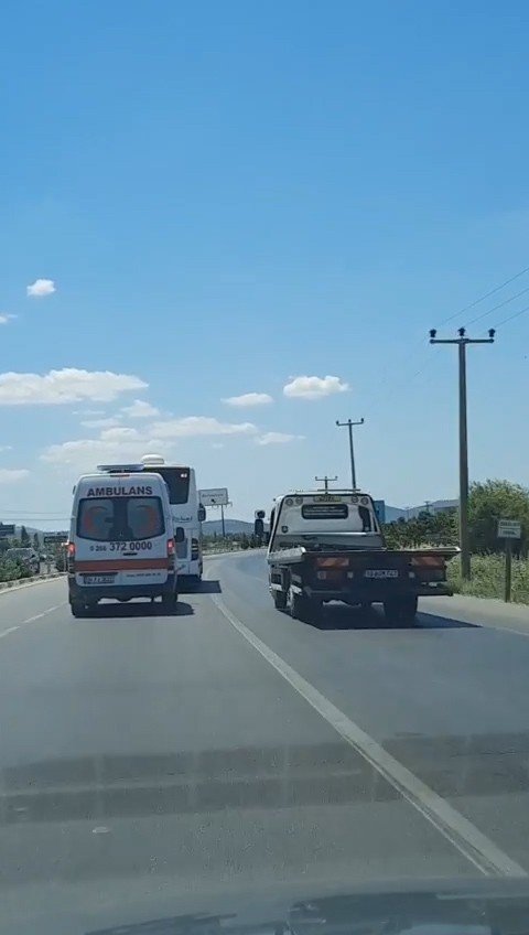 Ambulansa yol vermeyen otobüs kilometrelerce yoluna devam etti