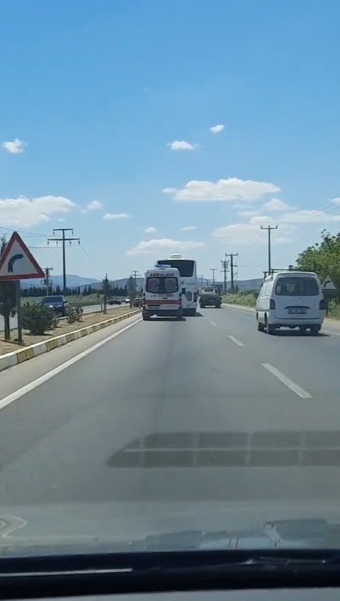 Ambulansa yol vermeyen otobüs kilometrelerce yoluna devam etti