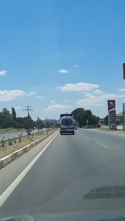 Ambulansa yol vermeyen otobüs kilometrelerce yoluna devam etti
