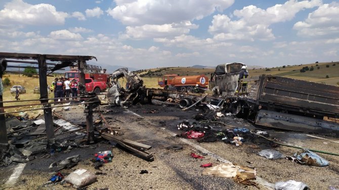 Antalya’da tır ve kamyon çarpıştı: 3 ölü, 1 yaralı