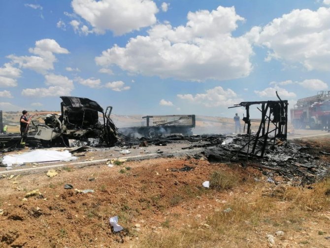 Antalya’da tır ve kamyon çarpıştı: 3 ölü, 1 yaralı