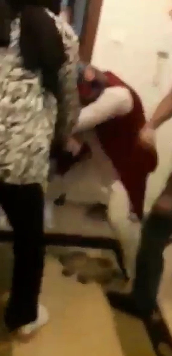 Apartmanda komşuların yumruklu kavgası kamerada