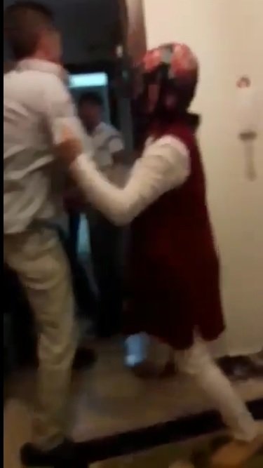 Apartmanda komşuların yumruklu kavgası kamerada