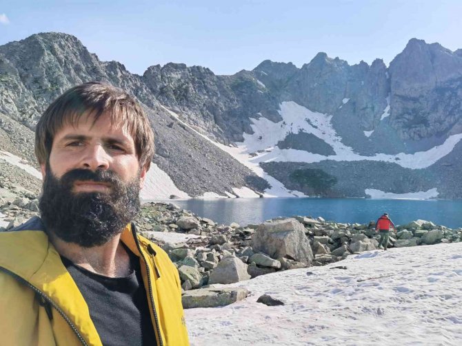 3 bin 200 rakımda buzul gölüne girdiler