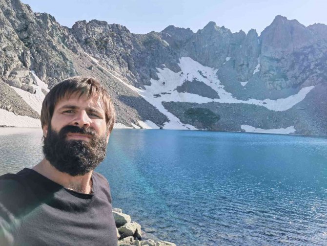 3 bin 200 rakımda buzul gölüne girdiler