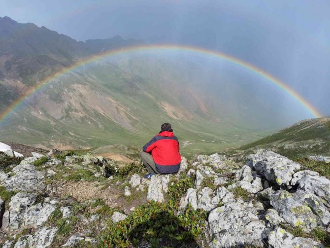 3 bin 200 rakımda buzul gölüne girdiler