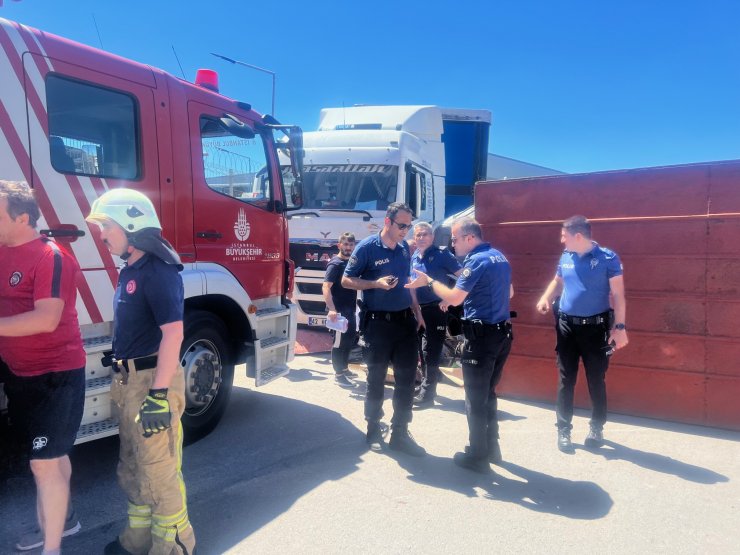 Beyaz eşya yüklü kamyonet TIR'a çarptı