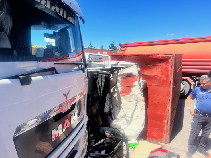 Beyaz eşya yüklü kamyonet TIR'a çarptı