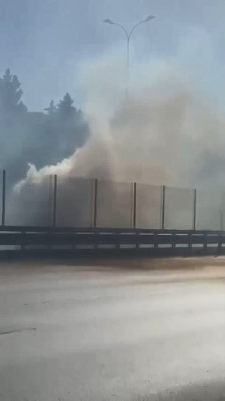 Beylikdüzü'nde metrobüsün motor kısmı yandı