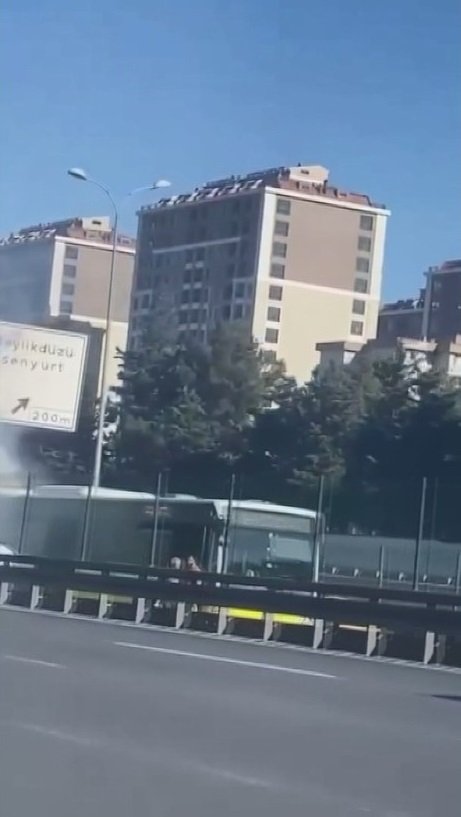 Beylikdüzü'nde metrobüsün motor kısmı yandı