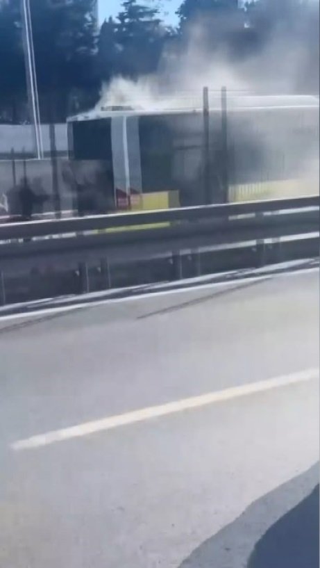 Beylikdüzü'nde metrobüsün motor kısmı yandı