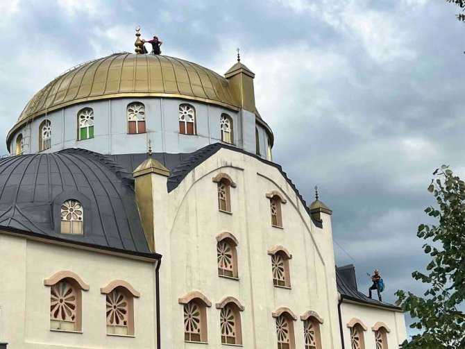 Cami kubbesindeki yuvadan düşen yavru leyleğe müthiş kurtarma