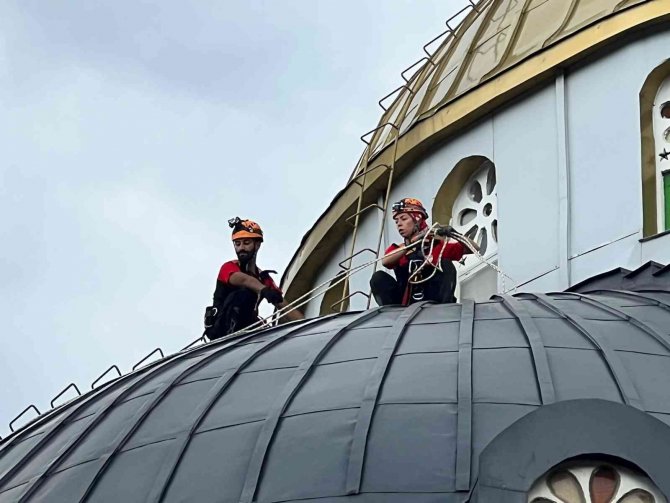 Cami kubbesindeki yuvadan düşen yavru leyleğe müthiş kurtarma