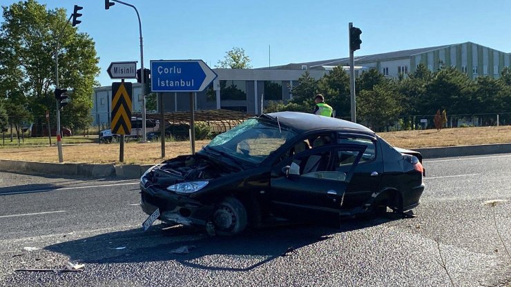 Dinamit yüklü kamyonet, otomobile çarptı: 1 yaralı 