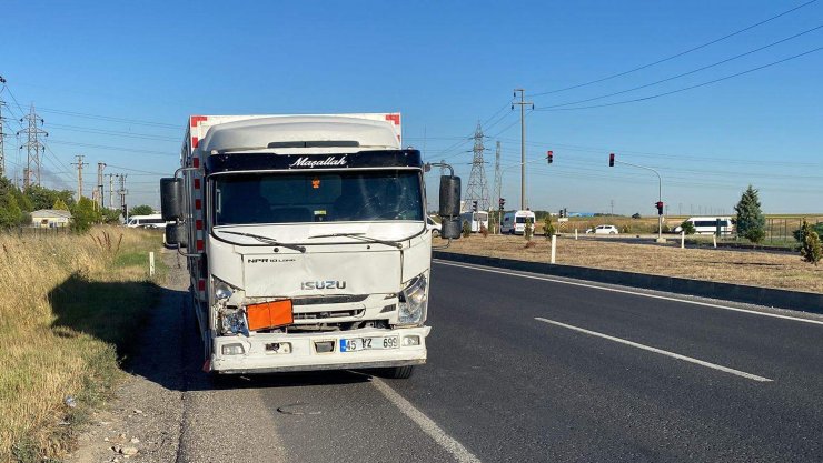 Dinamit yüklü kamyonet, otomobile çarptı: 1 yaralı 