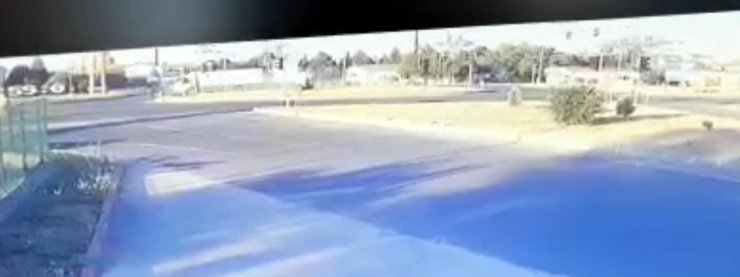 Dinamit yüklü kamyonet, otomobile çarptı: 1 yaralı 