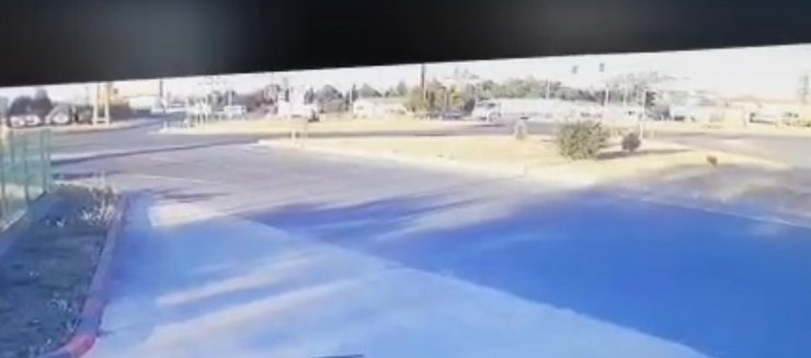 Dinamit yüklü kamyonet, otomobile çarptı: 1 yaralı 