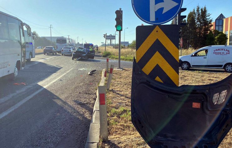 Dinamit yüklü kamyonet, otomobile çarptı: 1 yaralı 