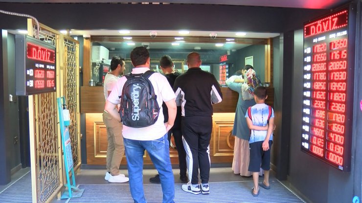 Dolar, Euro'yu geçti