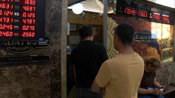 Dolar, Euro'yu geçti