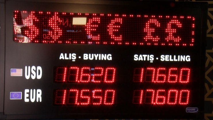 Dolar, Euro'yu geçti