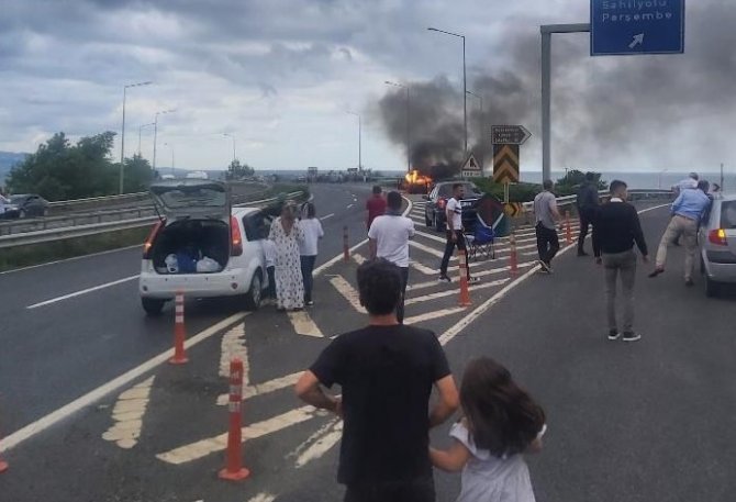 Düğün konvoyunda otomobil alevlere teslim oldu