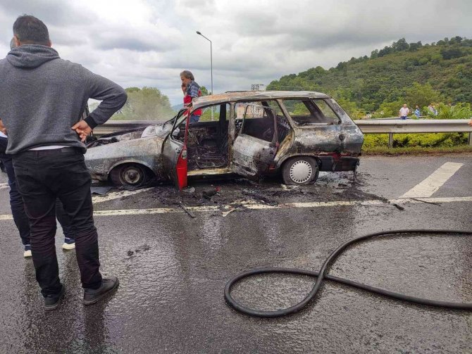 Düğün konvoyunda otomobil alevlere teslim oldu